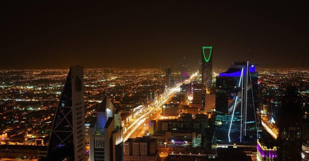 تواصل معنا